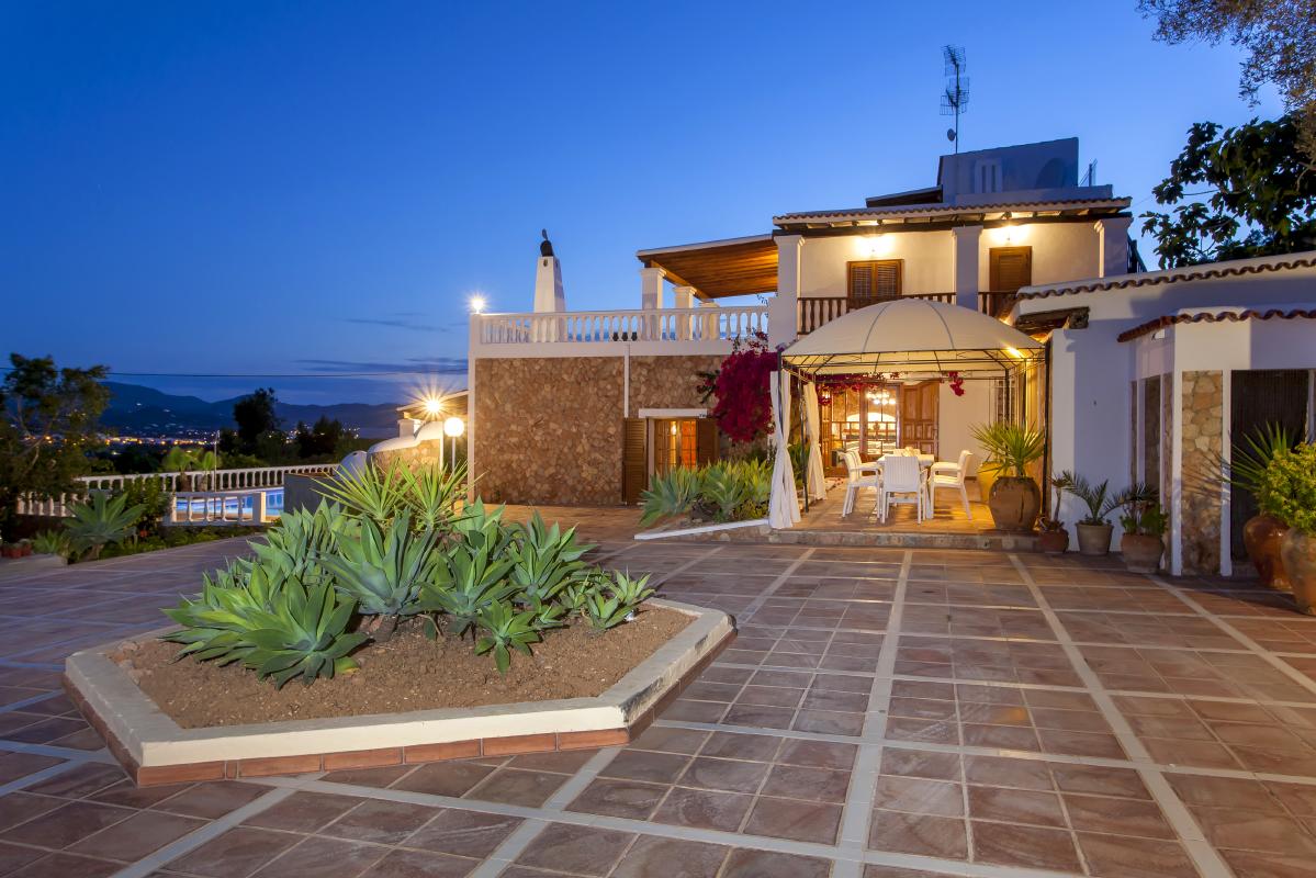 Night view of the entrance of the house